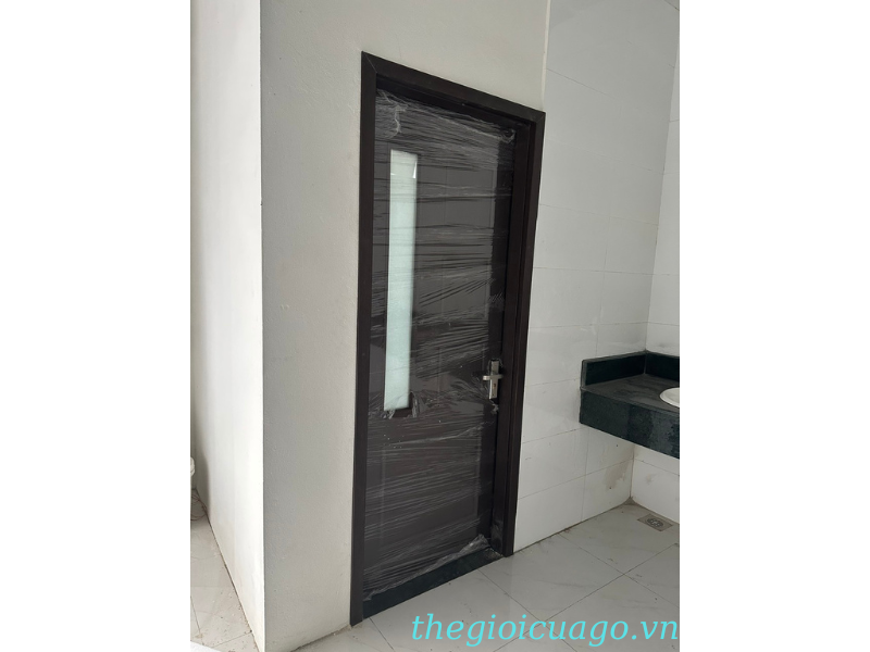 Cửa gỗ composite ô kính ngắn