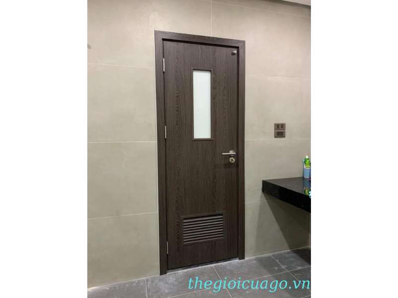 Cửa gỗ nhựa có ô chớp và ô kính