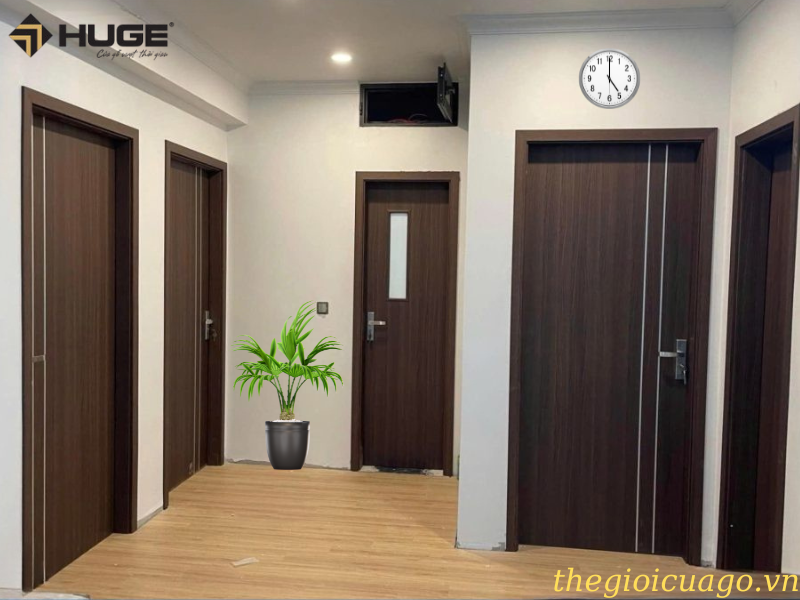 Chọn đúng hướng mở cửa gỗ rước tài lộc cho ngôi nhà